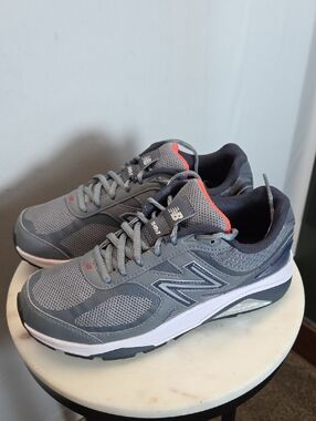 New Balance Womens 1540v3 Gray Athletic Sneakers with Coral Accent Size 7.5W